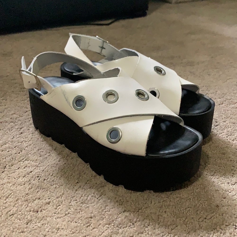 Platform sandal. 7.5
